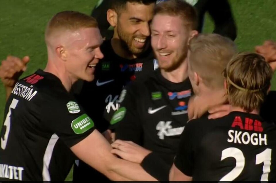 VSK-hjälten Simon Johansson kramas om efter sin drömfrispark som avgjorde cupmötet mot svenska mästarna Malmö FF. Foto: Sportkanalen