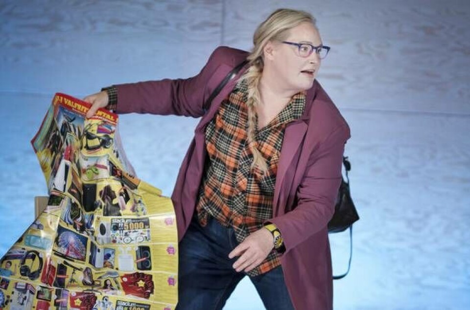 Ombytta roller. Sofia Bach spelar ett flertal roller i Västmanlands Teaters föreställning Straighta besked. Foto: Markus Gårder
