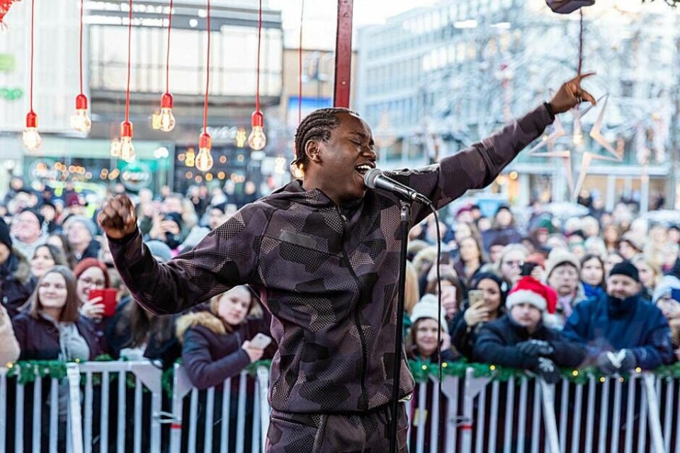 Tusse framförde låtarna Rain och How will I know i Musikhjälpens glasbur på Stora torget i Västerås i december 2019, bara dagar efter att han hade vinnit Idol. Foto: Mattias Ahlm/Sveriges Radio