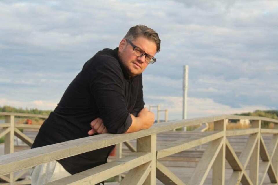 Bokdebut. Magnus Ottosson spelar ofta gitarr på krogarna i Västerås. Nu förverkligar han en annan dröm och blir författare. Den 1 februari släpps hans debutbok Frank. Foto: Isa Espling Bokdebut. Magnus Ottosson spelar ofta gitarr på krogarna i Västerås. Nu förverkligar han en annan dröm och blir författare. Den 1 februari släpps hans debutbok Frank. Foto: Isa Espling