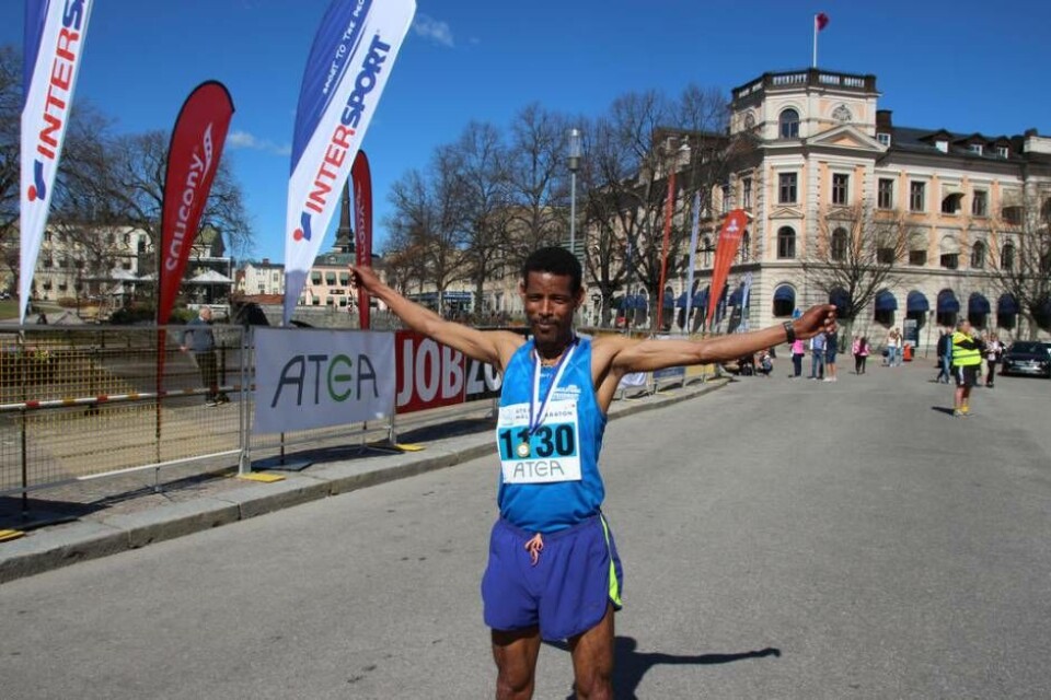 Storfavoriten Abraham Adhanom var först i mål i halvmaratonklassen i Atea Mälarmaraton på nya banrekordet 1,06. ”Jag är nöjd med tiden”, sa den överlägsne vinnaren. Foto: Jonas Bergkvist×1 / 17Visa bildtextBild 1 av 17