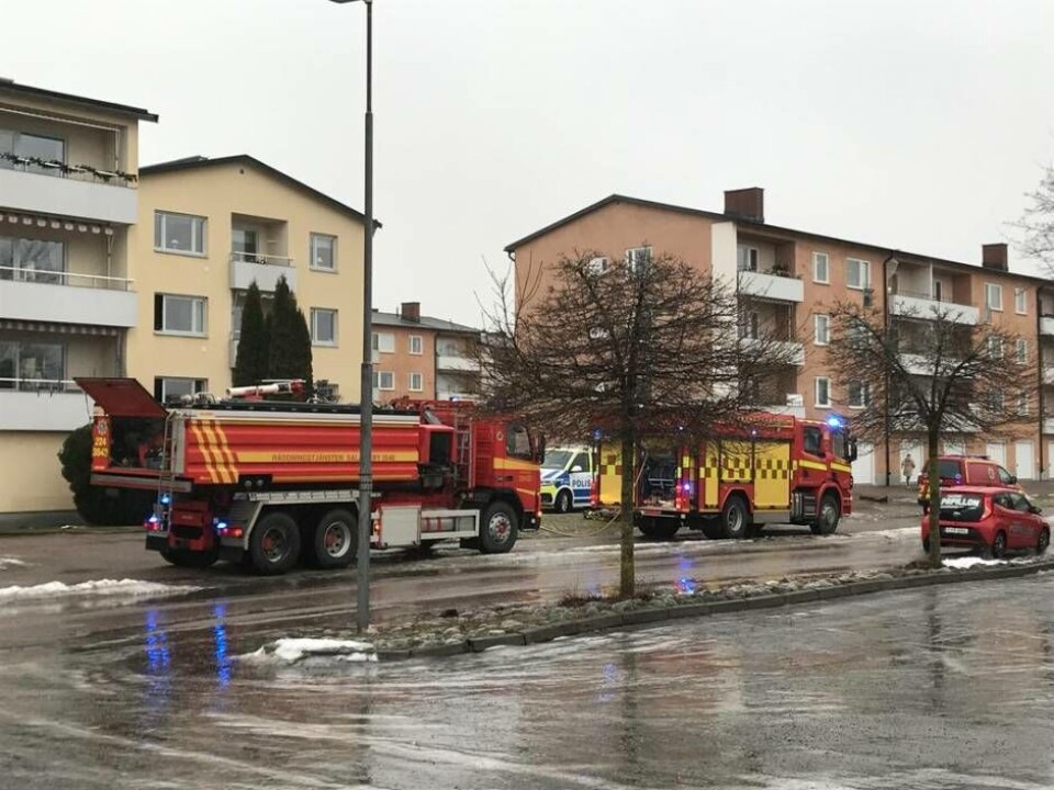 Polis och räddningstjänsten på plats vid branden i Sala. Foto: Magnus Eriksson