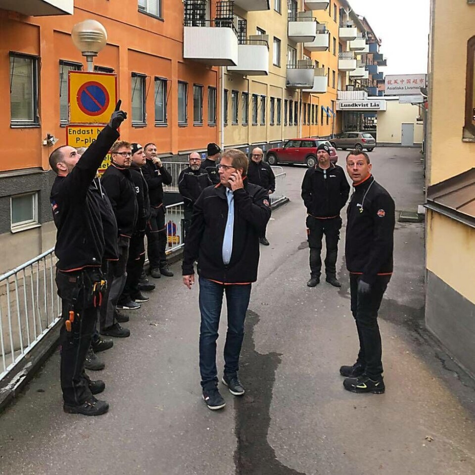 Välgörenhetsjobb. Francks kylindustri och deras underleverantörer hjälpte Västerås stadsmission med att få en ny värmepump. Foto: Företagsvolontärerna Välgörenhetsjobb. Francks kylindustri och deras underleverantörer hjälpte Västerås stadsmission med att få en ny värmepump. Foto: Företagsvolontärerna
