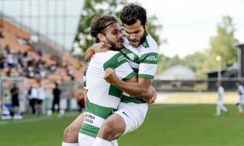 Emir Smajic och Karwan Safari firar VSK:s mål mot Syrianska under en match i somras. Foto: STEFAN LINDGREN