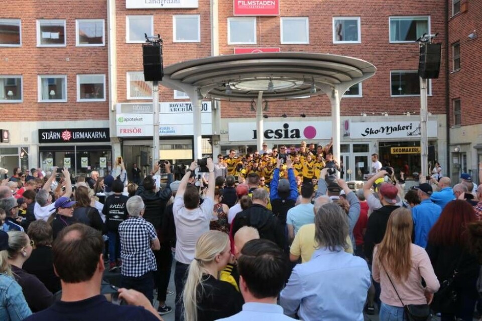 Flera hundra hyllade VIK på Sigmatorget under fredagen. Foto: Jonas Edberg