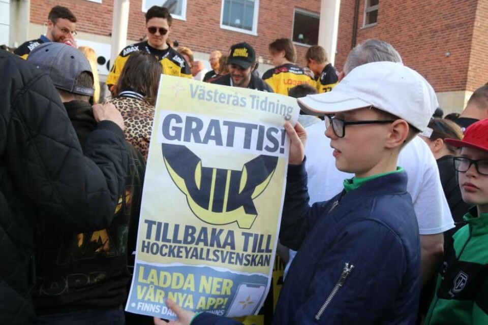 Västerås Tidning delade ut löpsedlar till fansen. Löpsedlar som många skulle spara som minne av den gångna säsongen. Foto: Jonas Edberg