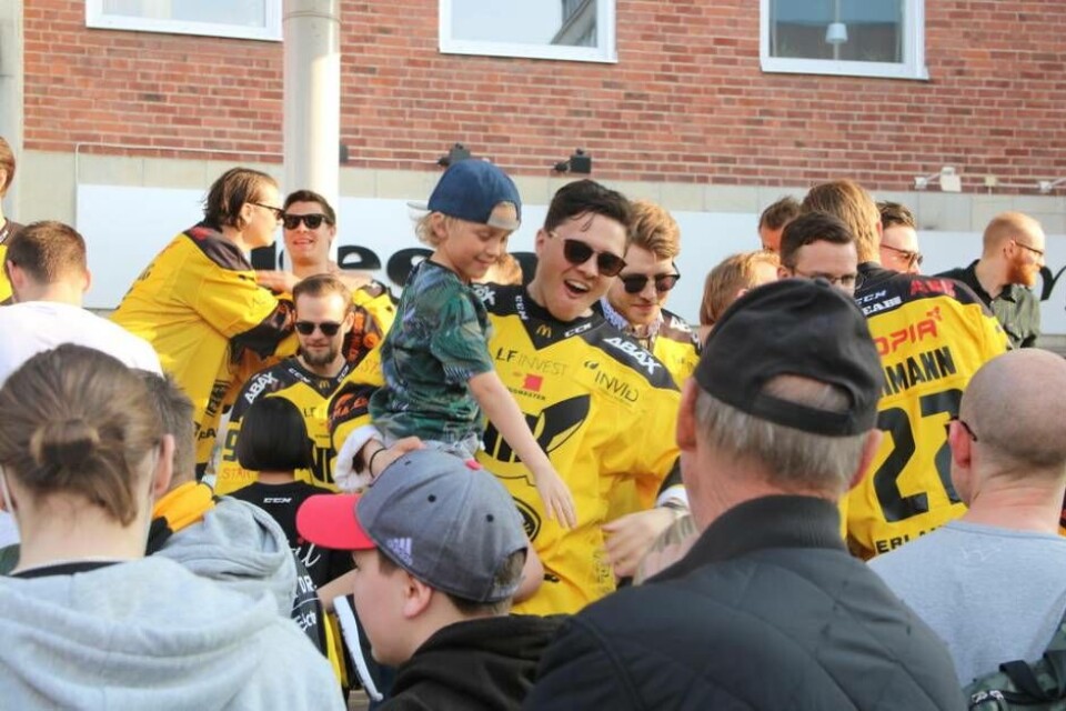 En lycklig kille fick komma upp i famnen på Alexander Lindelöf. Foto: Jonas Edberg