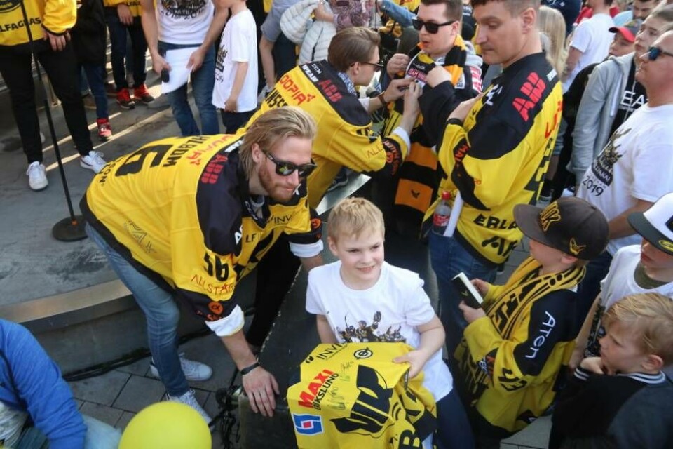 Spelarna skrev autografer. Här är det målvaktsstjärnan Marcus Dahlbom som signerat en tröja åt en lycklig supporter. Foto: Jonas Edberg