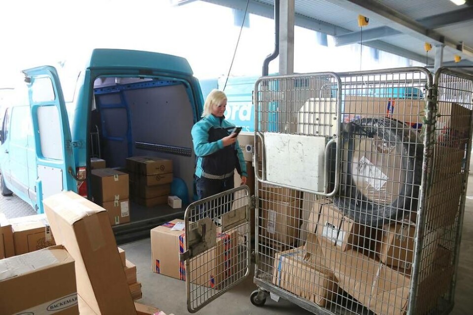 Chaufförerna levererar burar med paket ut till de olika postombuden i Västerås.