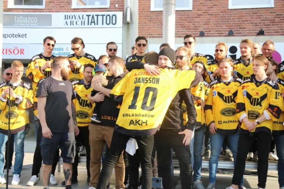 En av VIK:s fyra hejarklacksledare, Arvid Danielsson får en kram av Jimmie Jansson. Foto: Jonas Edberg