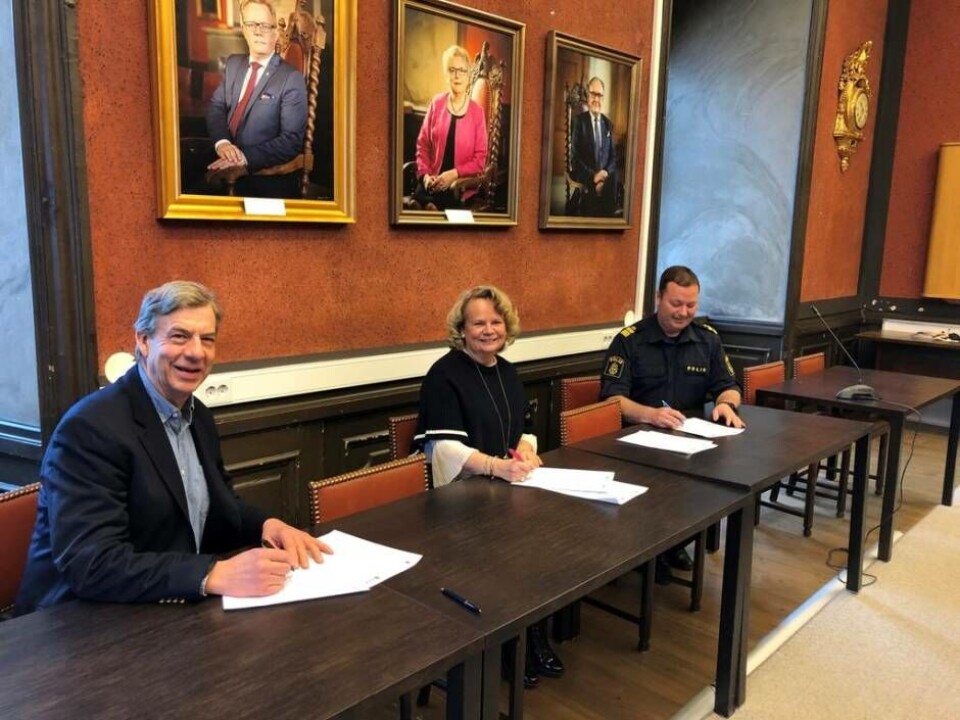 Tomas Karlsson, kommundirektör i Arboga kommun, Jonna Lindman (M), kommunstyrelsen ordförande i Arboga kommun och Björn Wilhelmsson, lokalpolisområdeschef i Västra Mälardalen Foto: Arboga kommun