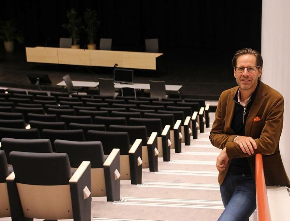 Vd Tobias Hultberg i stora kongresshallen på ACC. Bilden togs i samband med en intervju i Västerås Tidnings Business i höstas då konferensjätten hoppade att den nya 500-gränsen skulle få hjulen att börja snurra så smått igen. Så blev det inte och nu läggs ACC ned. Men öppnar samtidigt för annat inom en snar framtid. Foto: Jonas Bergkvist