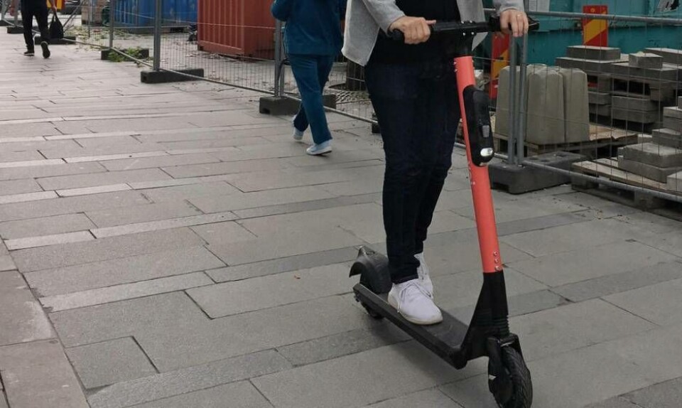Regeringen vill hindra att elsparkcyklar parkeras på gång- och cykelbanonor. Foto: Daniel Linderberg