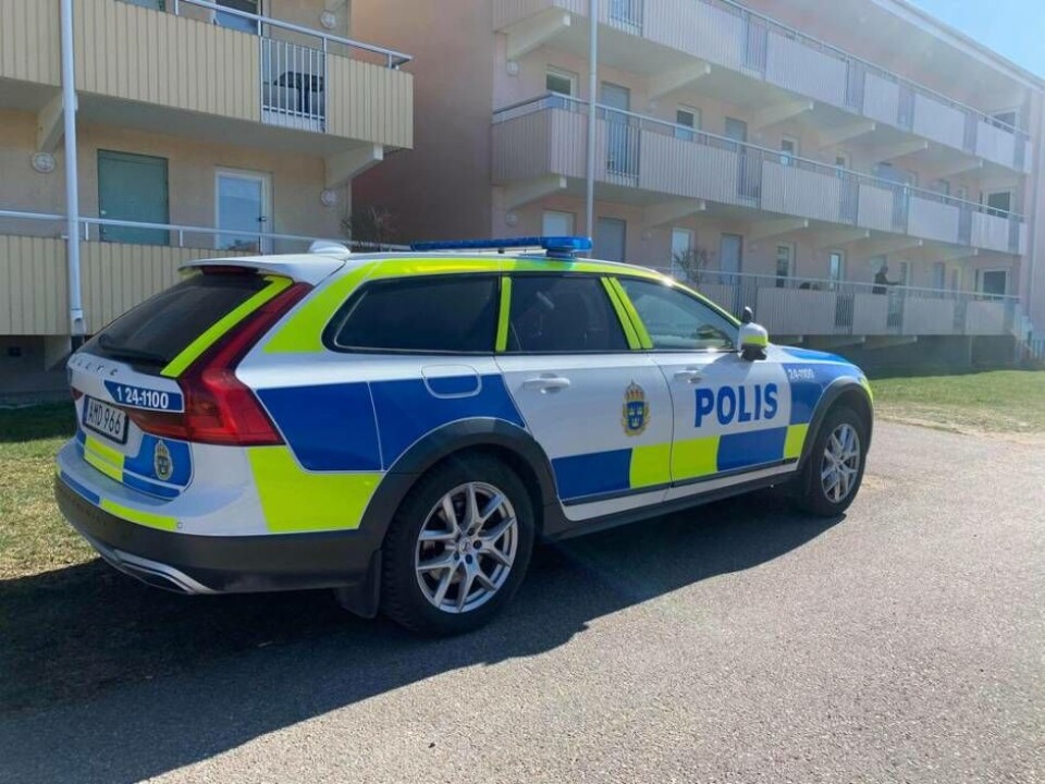 Polisen är på plats på Bjurhovda för att utreda ett misstänkt mord efter att en person hittats avliden i en lägenhet. Foto: Jonas Edberg