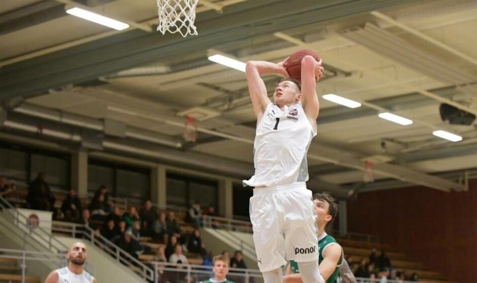 Oskar Ekh var tongivande när Aros Basket via 83–76 hemma mot Södertälje klev upp på tvåsiffrigt i antalet segrar den här säsongen i Basketettan. Foto: BJARNEFELDT PHOTOGRAPHY