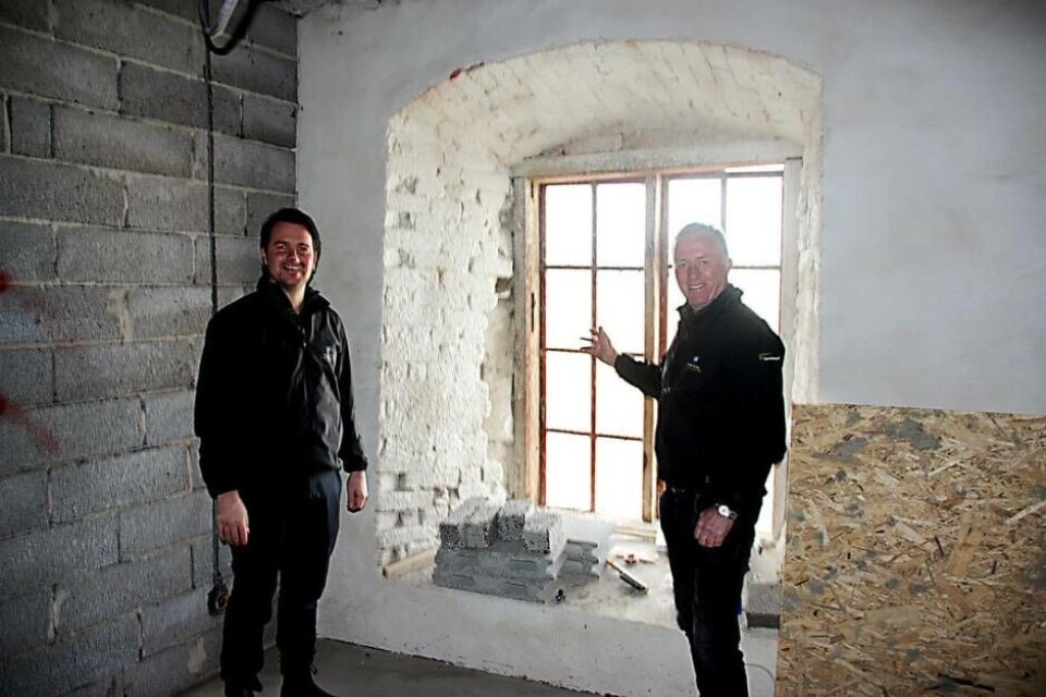 En av sviterna. Stefan Hult och Christer Ral bjöd på en rundtur i hotellet som just nu byggs för fullt. ”Vi vill bevara den gamla känslan och alla rum kommer att ha en fin utsikt”. Foto: Jonas Bergkvist×1 / 2Visa bildtextBild 1 av 2
