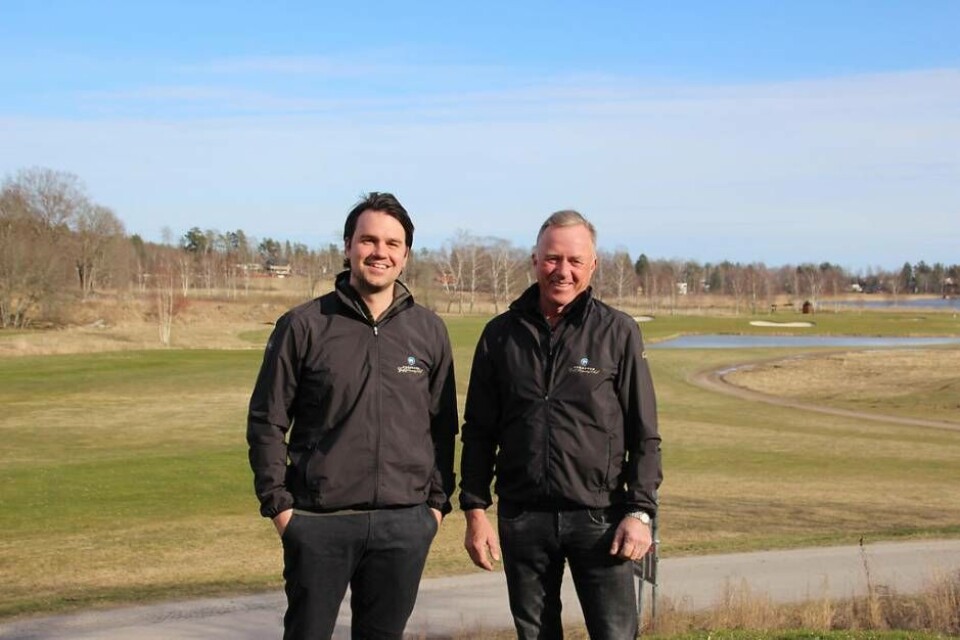 Stefan Hult och Christer Ral gläds åt att banan kunde öppna redan i fredags. De spelare som inte vill umgås med andra alltför mycket i dessa coronatider kan swisha greenfee-avgiften och gå direkt ut på banan och spela. Foto: Jonas Bergkvist