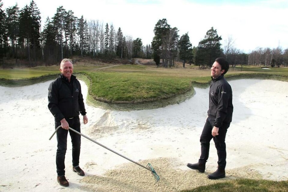 Prisade. Frösåkers ägare Christer Ral tillsammans med klubbchefen Stefan Hult på hål 7. Här liksom på samtliga hål är nu det stora projektet med att anlägga nya bunkrar med återvunnet konstkräsmaterial klart. Det och flera andra faktorer har bidragit till att Frösåker G&CC utsetts till Årets golfklubb. ”Det är stort”, säger duon. Foto: Jonas Bergkvist