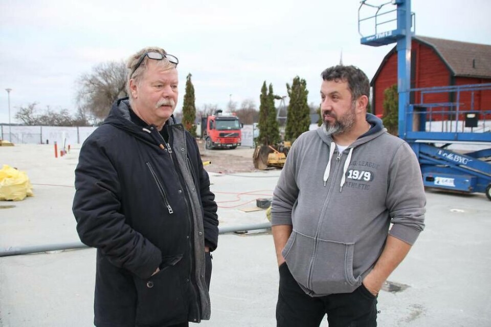 Byggplaner. Lars Jonsson från fastighetsägaren tillsammans med Arthur Michno från ATM bygg och renovering som är företaget som bygger den nya hamnkrogen.