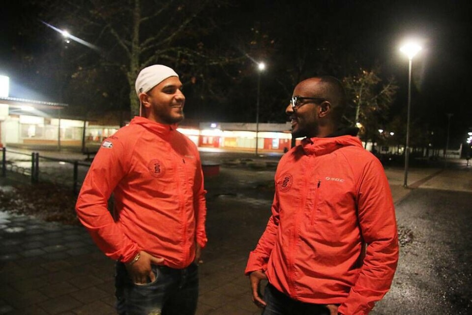 Stöttar Bäckby. Alexander Azzo och Hussein Qasim brinner för att lyfta Bäckbys rykte. Foto: Jonas Edberg