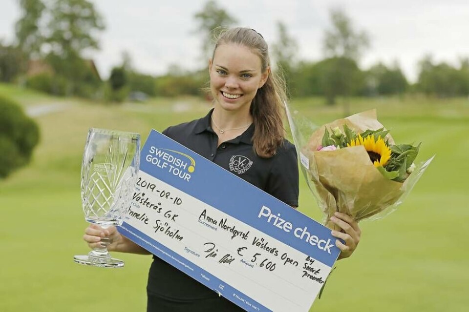 Annelie Sjöholm med buckla och segercheck efter sin första vinst på Letas-touren i augusti ifjol, passande nog i hemmatävlingen Västerås Open. Foto: Svensk golf