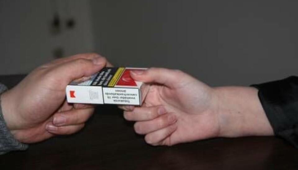 Cirka 27 procent av de kontrollerade butikerna sålde cigaretter till unga personer utan att fråga efter legitimation.