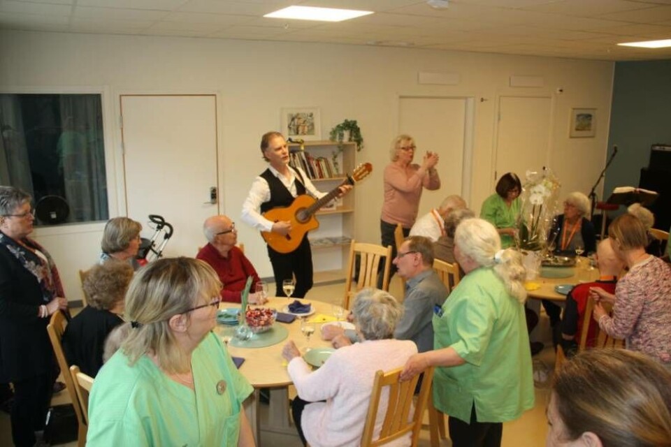 Sång och dans på det nya demenscentrumet på Gryta. Foto: Sofie Tejre
