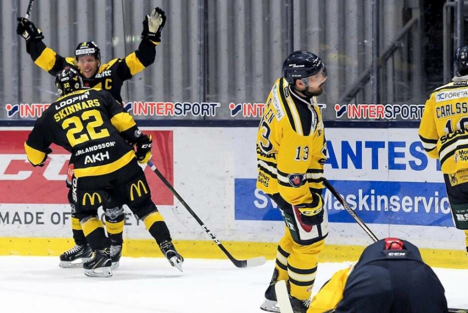 Fredrik Johansson inledde målskyttet och visade vägen till VIK:s fjärde raka Hockeyallsvenska seger. Foto: Stefan Lindgren