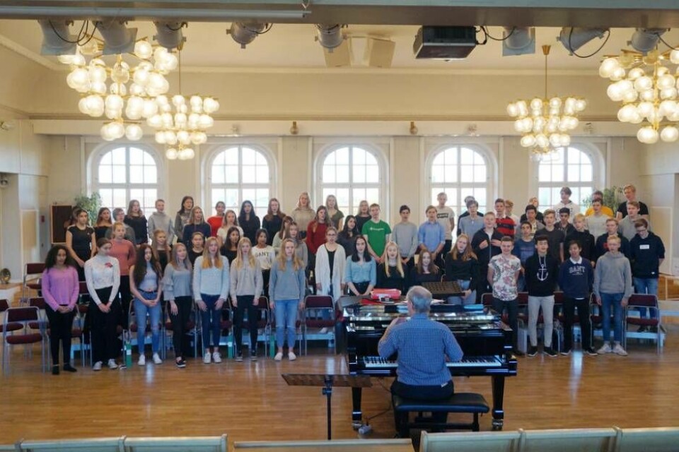 Musikklasserna 9 A-C på Fryxellska skolan repeterade under ledning av dirigenten Mats Gålnander.