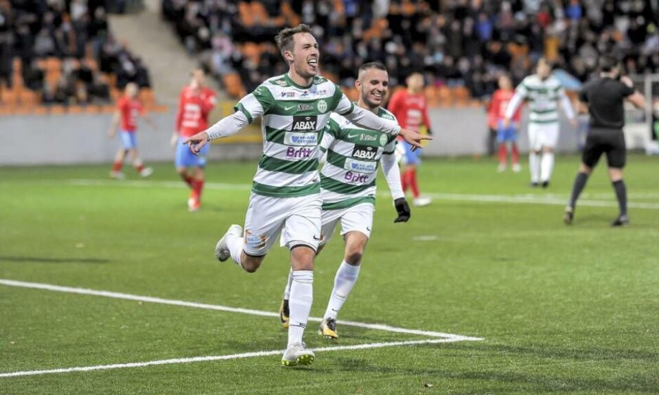 Filip Tronêt har precis gjort sitt andra mål i matchen mot Nyköping i en av de sista seriematcherna i Norrettan. Foto: Stefan Lindgren