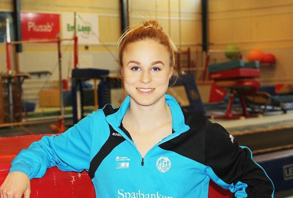 På besök i gamla hemmahallen. Jonna Adlerteg har varit Sveriges bästa gymnast i flera år. Hennes vardag består också till största delen av gymnastik – när hon inte tränar eller reser världen runt och tävlar, hälsar hon gärna på familjen hemma i Västerås. Eller som här, tittar in i sitt gamla ”hem”, VGF-hallen. Foto: Sofie Tejre