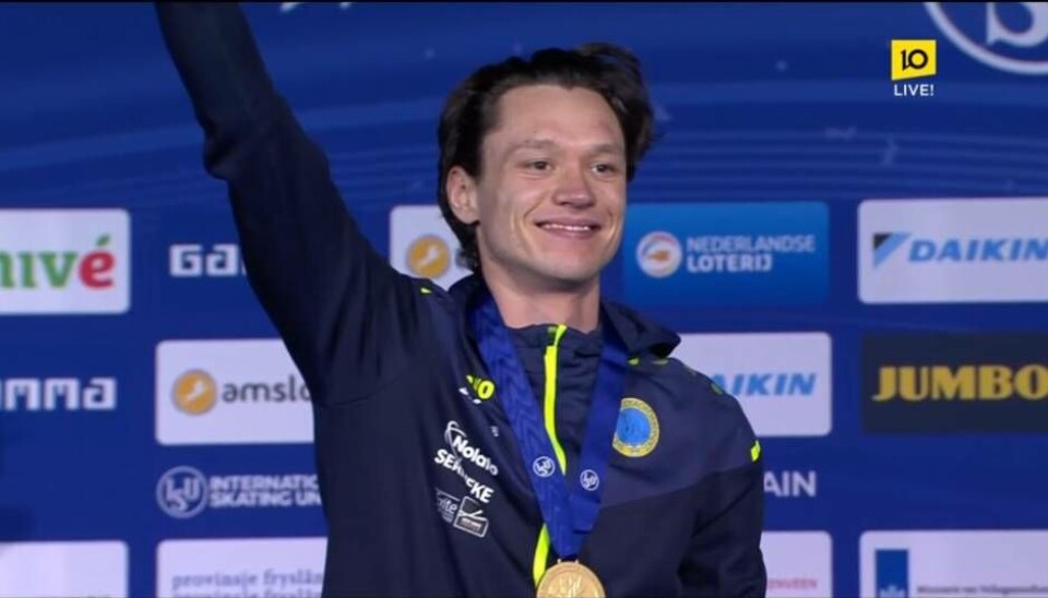 Nils van der Poel fick kliva upp överst på VM-palln efter sitt världsrekord på 10 000 meter i Thialf arena i nederländska Heerenveen på söndagen. Han vann VM-guldet i överlägsen stil. Foto: TV10