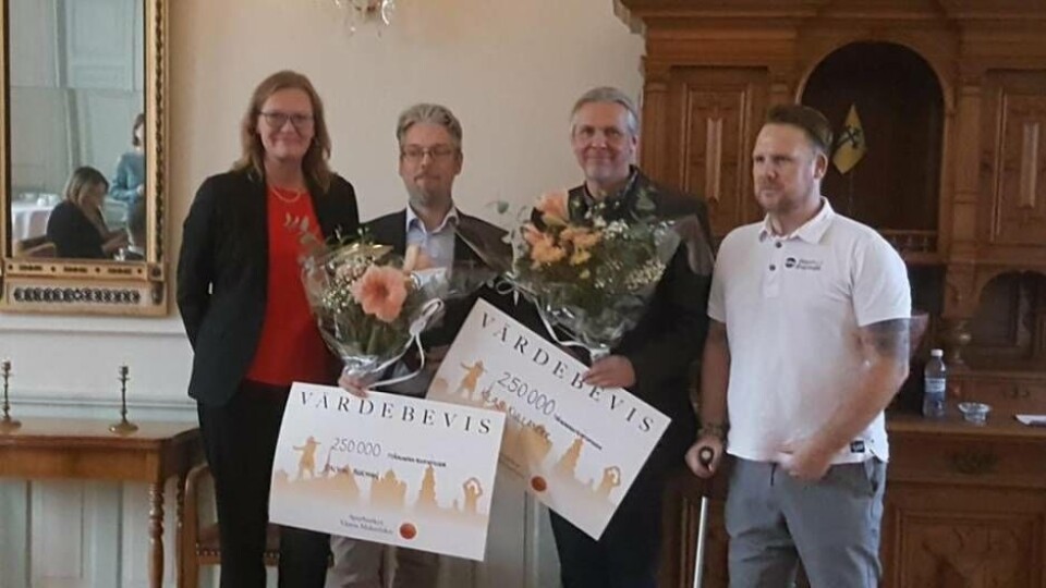 Mathias ”Bissen” Larsson (till höger) delade under dagen ut 500 000 kronor från sin insamlingsfond. Pengarna tilldelades Joachim Burman och Klas Kullander som båda forskar vid Institutionen för neurovetenskap på Uppsala universitet Foto: Bissen Brainwalk