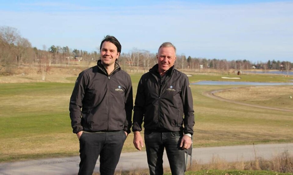 Frösåkers klubbchef Stefan Hult tillsammans med ägaren Christer Ral är glada och stolta över utnämningen till Årets golfklubb i Sverige av ansedda Golfjournalisterna. Redan i morgon fredag öppnar de banan. Foto: Jonas Bergkvist