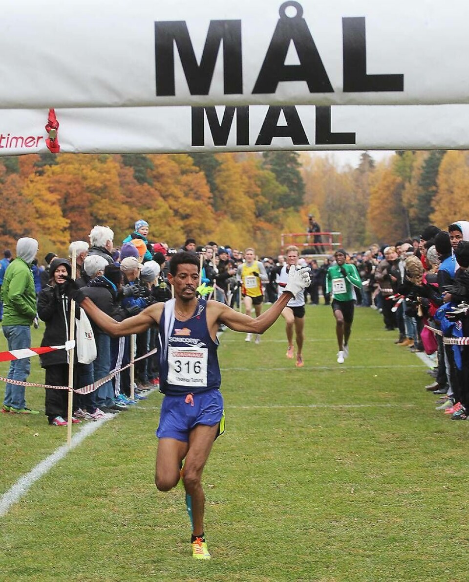 Abraham Adhanom, Eskilstunalöpare och flerfaldig svensk mästare på flera olika distanser, ställer upp i lördagens Atea Mälarmaraton. Här ses han från terräng-SM i Västerås 2016 då han vann dubbla SM-guld. Foto: Jonas Edberg