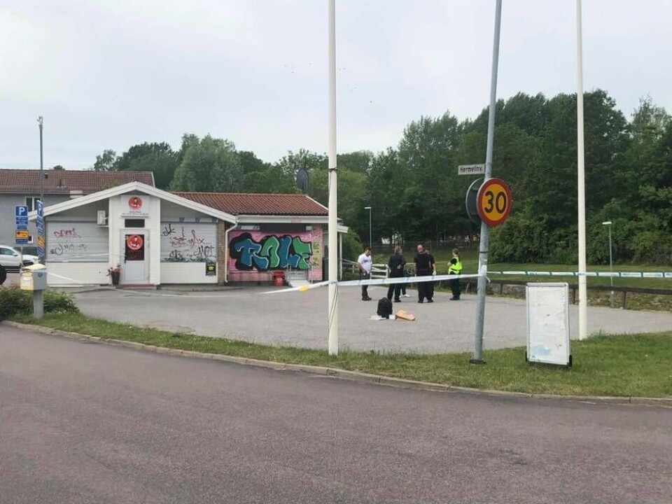 Skottskadad man kom in på restaurang