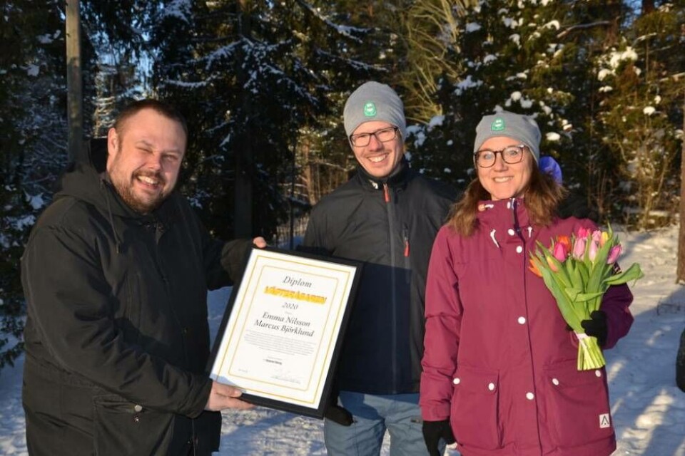 Västerås Tidnings chefredaktör Jonas Edberg delar ut diplomet till 'västeråsarna 2020'. Foto: Helena Andersson