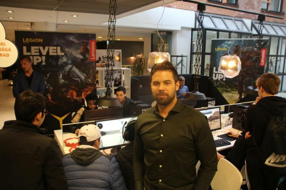 E-sportsrepresentant. E-sportshörnet på Expectrum var välfyllt. Tommy ”Potti” Ingemarsson är före detta professionell Counter-Strike-spelare. Numera driver han företaget Area Academy, som bland annat vill göra träningsmöjligheterna kring e-sporten mer lättillgänglig för unga. Foto: Jonas Bergkvist×1 / 4Visa bildtextBild 1 av 4