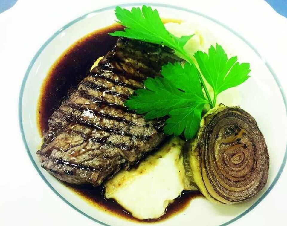 Skomakarlåda med rödvinssås.Dillgravad Lax med gräslöksstuvad färskpotatis.