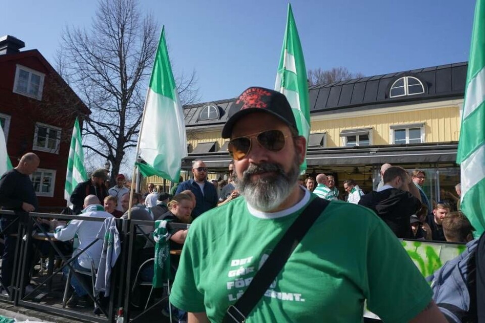 Anders Tengström, VSK Fotboll supporter och initiativtagare till folkets marsch, uppskattade att det var minst 1 000 personer som gick mot säsongens första hemmamatch från Stora torget. Foto: Josefine Wijkström