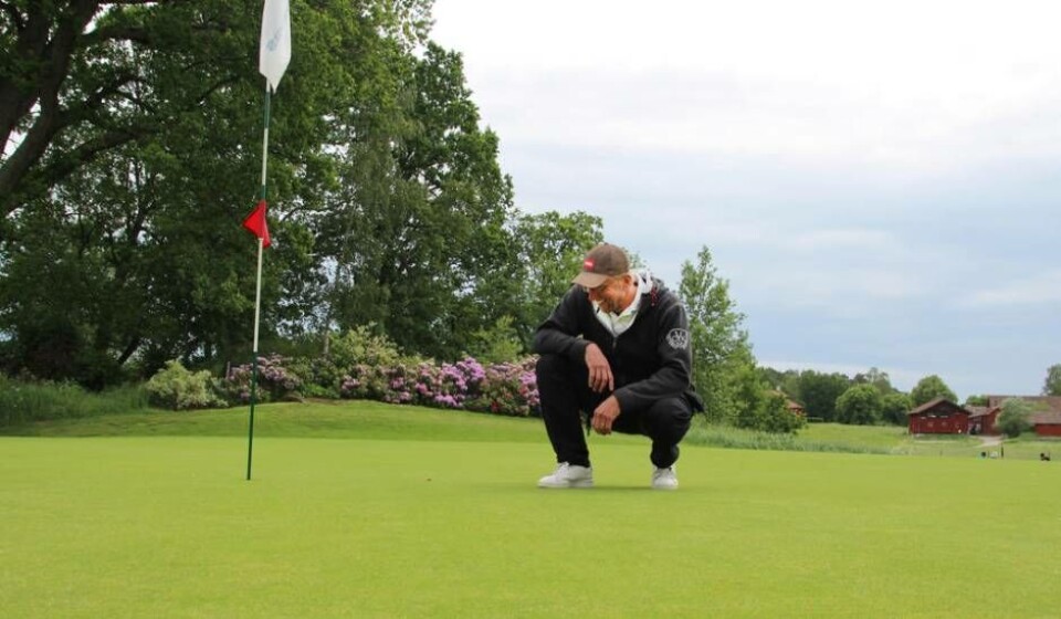 Ggreenkeeper. Anders Körberg vid det vackra tolfte hålet på Västerås GK. ”Vi började vintertäcka greenerna för några år sedan, det har varit nyckeln till framgång”, säger han. Foto: Jonas Bergkvist