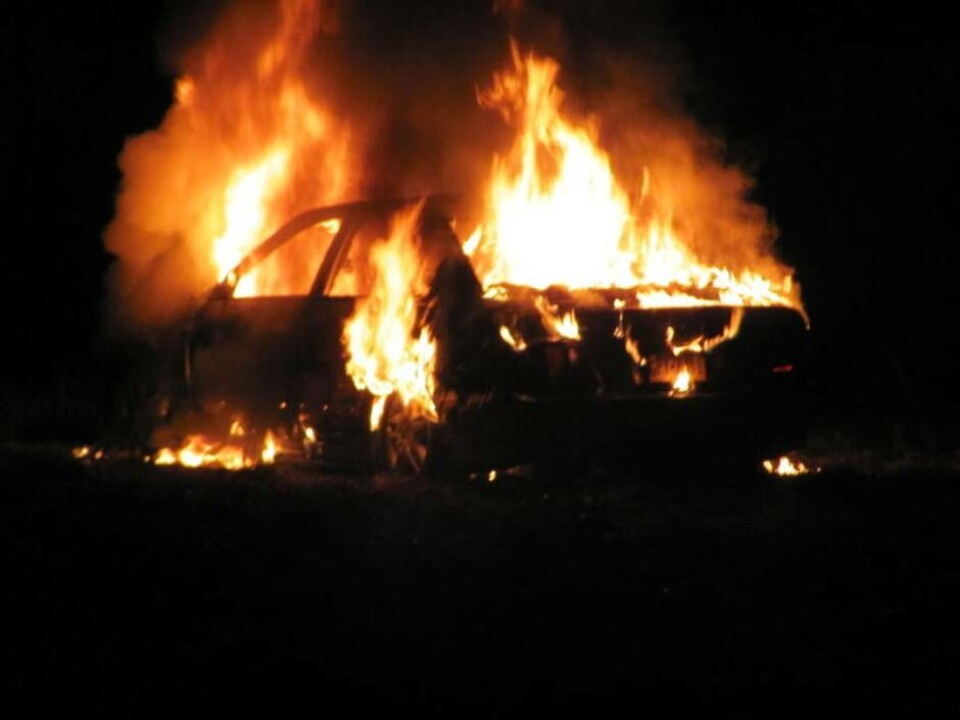 Åtta bilar brandskadade vid parkeringsplats på Råby under natten