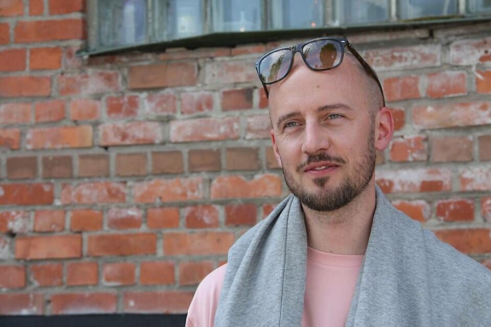 Följer en röd tråd. Tony Lorenzi har alltid ett projekt på gång. Är det inte konstprojekt i det offentliga rummet kan det handla om kulturprojekt eller utställningar. ”Ibland känns det som att man är en schweizisk armékniv”. Foto: Sofie Tejre Följer en röd tråd. Tony Lorenzi har alltid ett projekt på gång. Är det inte konstprojekt i det offentliga rummet kan det handla om kulturprojekt eller utställningar. ”Ibland känns det som att man är en schweizisk armékniv”. Foto: Sofie Tejre