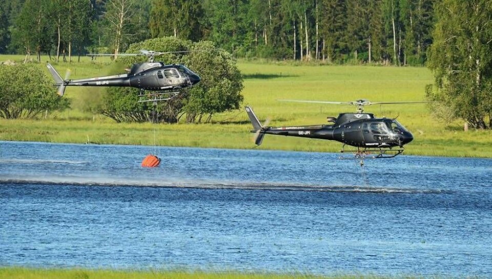 Helikoptrar hämtar vatten från Rörbosjön i samband med skogsbränderna 2018. Nu blir området runt sjön naturreservat. Foto: STEFAN LINDGREN