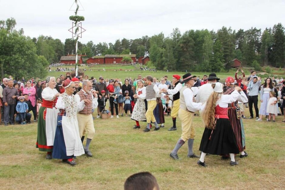 Västerås Folkdansgille bjuder traditionsenligt på en dansuppvisning innan ringdansen startar på Vallby Friluftsmuseum. Foto: Jonas Edberg