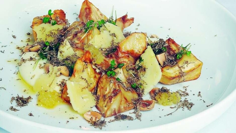 Helbakad selleri med syltad citron, mandel, tryffel och Sivans prästost.