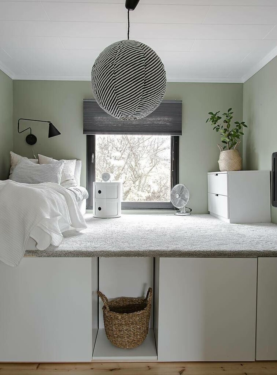 Tonåringen har fått sin säng upphöjd och på så sätt skapat plats för förvaring. Foto: Linda Abrahamsson