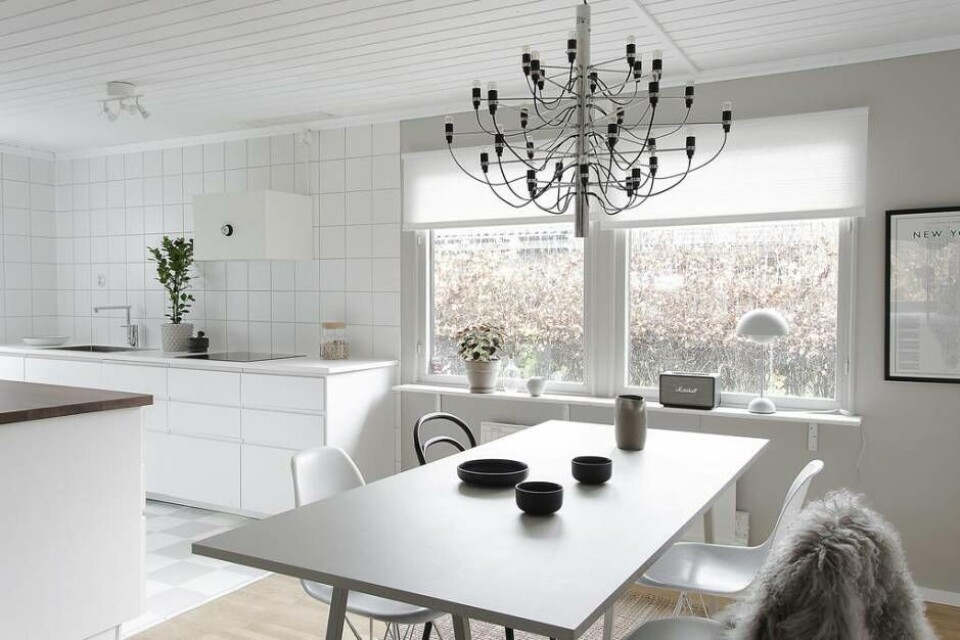 Det ljusa, öppna köket har sparsamt med detaljer som ger ett lugn och utrymme för detaljer. Foto: Linda Abrahamsson