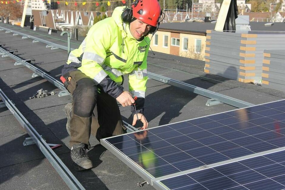 Takjobb. Liviu Voinea från Solkraftdirekt monterar solpaneler. Foto: Helena Andersson