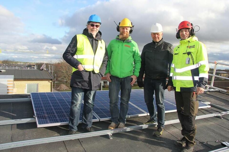 Leder projektet. Hans Eklund, ordförande i Bostadsrättsföreningen Västerängen, Jimmy Wilhelmsson från Elektrikern,Jan Englund från Skandinaviska roof och Liviu Voinea från Solkraftdirekt. Foto: Helena Andersson Leder projektet. Hans Eklund, ordförande i Bostadsrättsföreningen Västerängen, Jimmy Wilhelmsson från Elektrikern,Jan Englund från Skandinaviska roof och Liviu Voinea från Solkraftdirekt. Foto: Helena Andersson